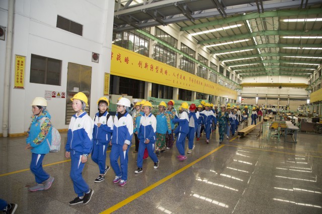 拉萨一中西藏班学生莅临我司参观进建