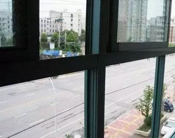 那么我们应该若何分辨真假的断桥铝门窗呢